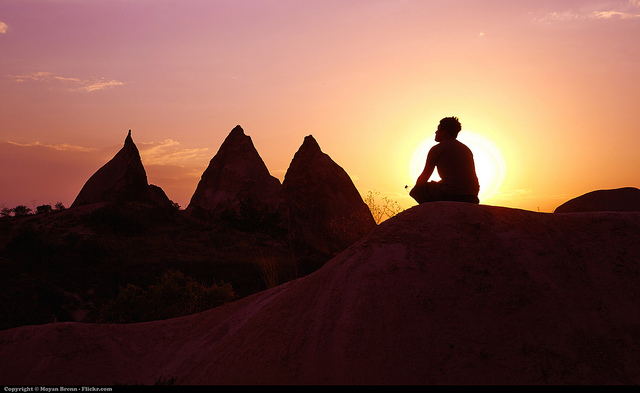 Onderaan dit artikel tref je een meditatie aan van 10 minuten. Je kunt dus direct aan de slag, hoe leuk is dat! Korte uitleg Heb jij ook wel eens een steentje in het water gegooid, en toen nog een en nog een? De rimpels die ontstaan gaan in elkaar over en versterken elkaar. Tot het…