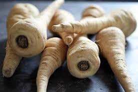Onderstaand een recept van een lekkere en verwarmende soep van pastinaak met peer en kerrie: Ingrediënten 1 ui 400gr pastinaak 250gr peer 2tl kerrie 2 tabletten groentenbouillon (biologisch) handvol pijnboompitten 1el olijfolie extra vergine olijfolie of kokosolie om in te bakken zeezout versgemalen zwarte peper Wat je gaat doen: Snijd de ui in grove stukken.…