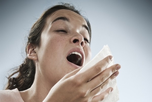 Verkoudheid is een ontsteking van het slijmvlies in de neus, holtes en keel. Zo’n ontsteking wordt veroorzaakt door een virus. Er zijn veel verschillende soorten verkoudheidsvirussen en ze kunnen worden overgedragen via de lucht of handen. Of door een deurklink waar iemand met “snothanden” heeft aangezeten:-) Als jij dan weer in je ogen wrijft of…