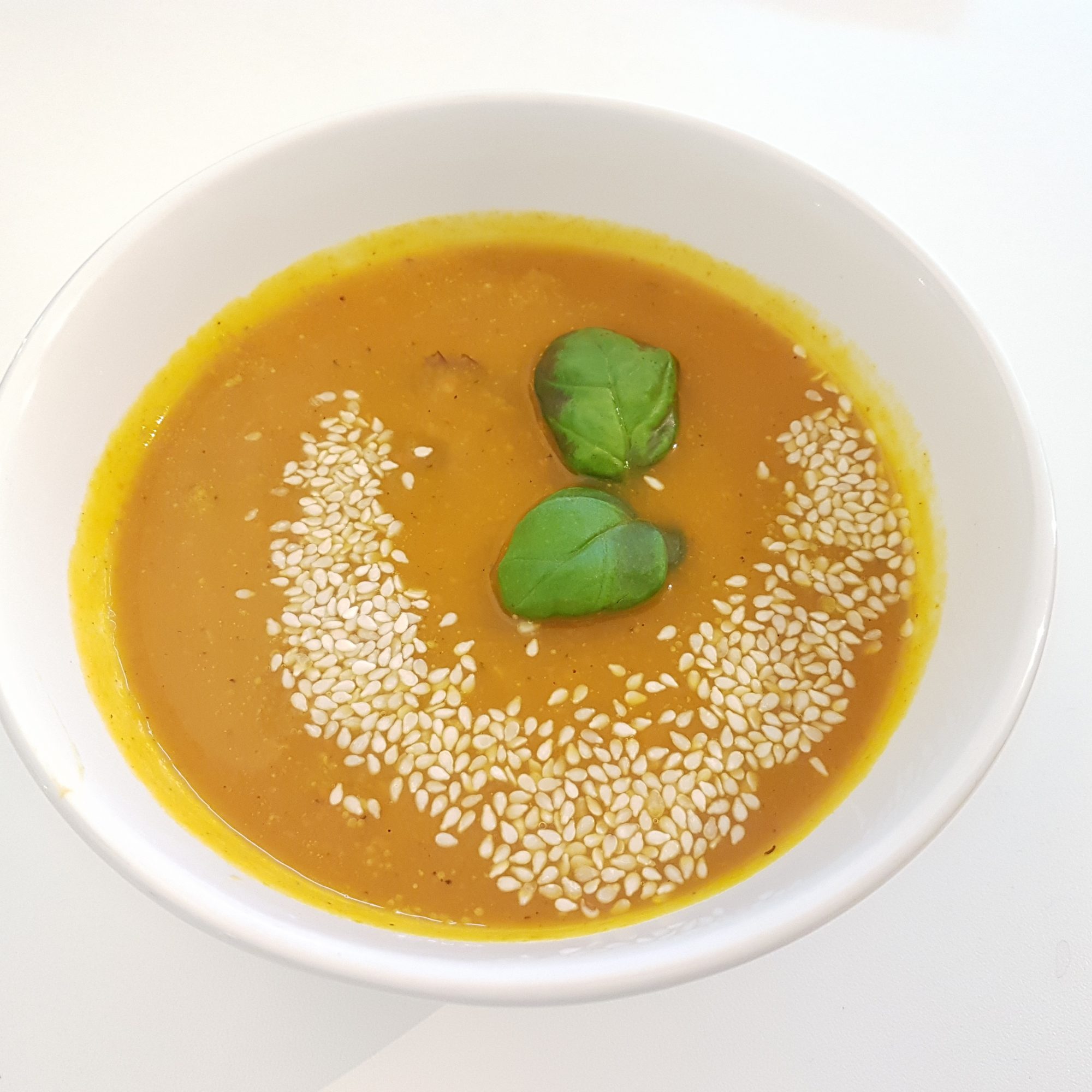 Ik poste al eerder een recept van pompoen en zoete aardappelsoep. Vandaag alleen de pompoen in de soep. Waarom ben ik nou zo enthousiast over de pompoen? De pompoen is een veelzijdige groente die veel te bieden heeft voor je gezondheid en niet duur is. Het is voor veel mensen lastig om voldoende vezels binnen…