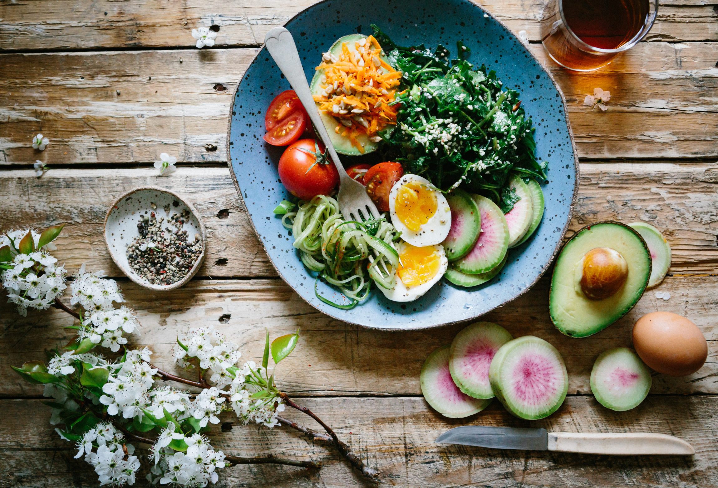 Enige dagen geleden keken wij naar de uitzending Dokters van morgen, waar het ging over voeding als medicijn. Deelnemers met overgewicht, hoog cholesterol, hoge bloeddruk en diabetes werden op een speciaal dieet gezet. Na 3 weken werden opnieuw de bloedwaarden, buikomvang en het gewicht gemeten. De uitkomst was super positief! Deze 3 kandidaten waren er…