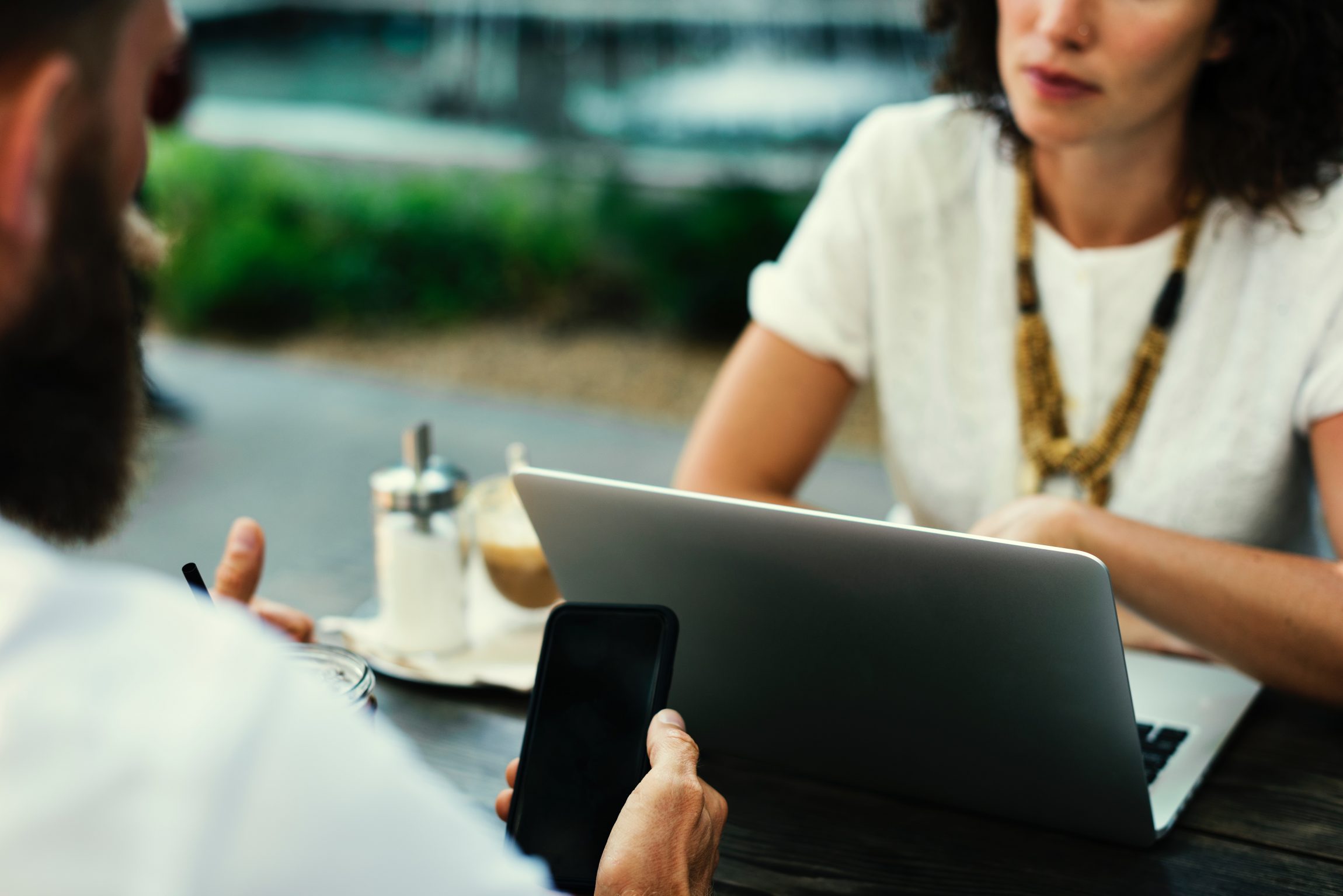 De vitaliteit speeddates; uitgekiend en slim Het voorkomen van onnodig verzuim, minder burn-out, en het vergroten van vitaliteit en werkplezier zijn hot items. Maar een veelomvattend vitaliteitsprogramma met dure consultants, apps, tools die veel tijd en geld kosten, dat wil niet ieder bedrijf en kan ook niet ieder bedrijf zich veroorloven. Kan het ook anders?…